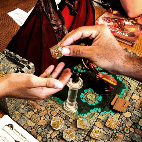 ORUZA Lot De 7 Dés Seigneur Des Anneaux – Résine Sharp Edge DND, Pathfinder, MTG – Rouge & Or + Boîte Cadeau