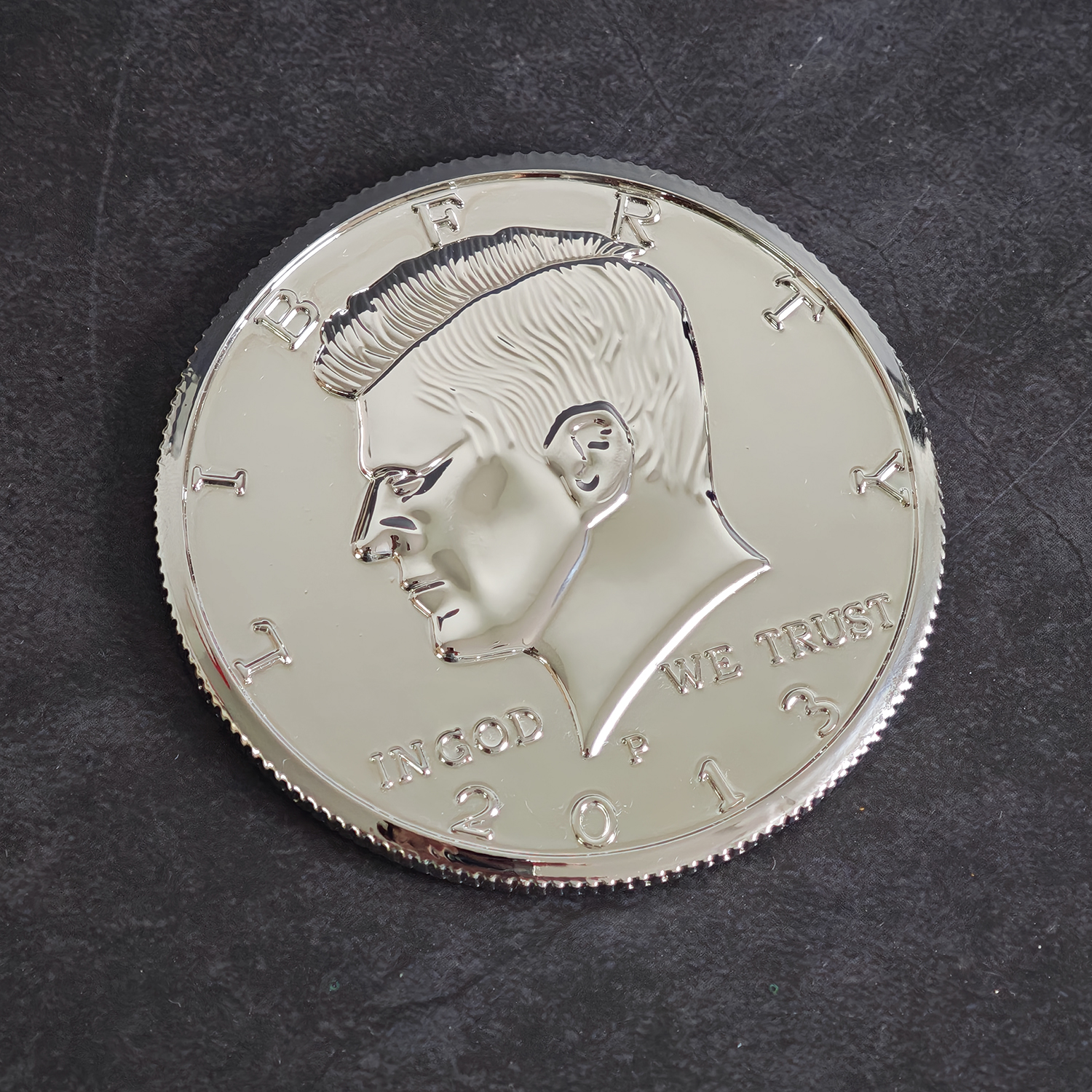 モコ へドル7枚 Jumbo Morgan Dollar (7.3cm, Zinc Alloy) - Magic Trick