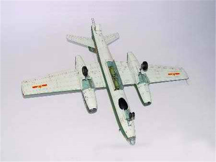 Trumpeter 01604 1/72 Scale Russia Ilyushin IL-28 Beagle Tactical Jet Bomber Military Aircraft Assembly Model Kit