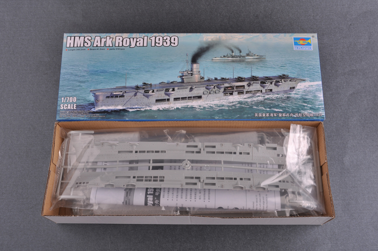 Maquette De Bateau HMS Ark Royal 1939 - Trumpeter 1/700 - Réf