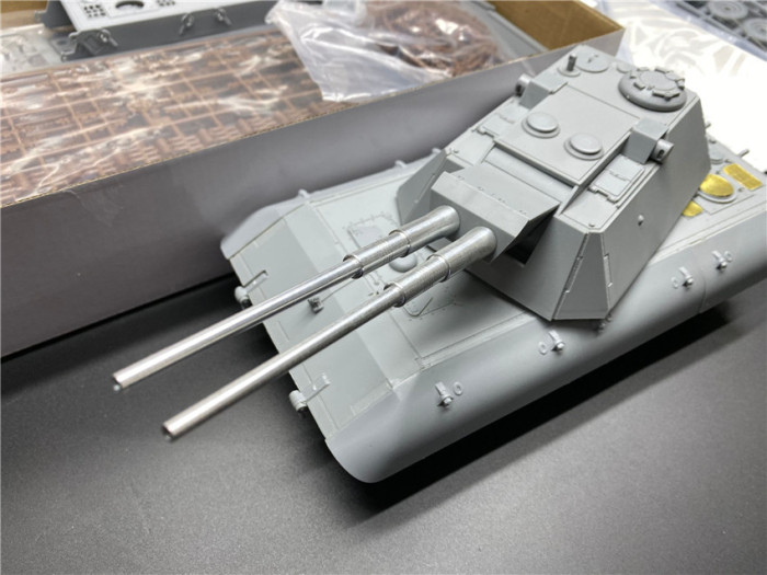 Amusing Hobby 35A016 1/35 Scale 88mm Flakzwilling Flakpanzer E-100 Tank Assembly Model with Metal Barrel