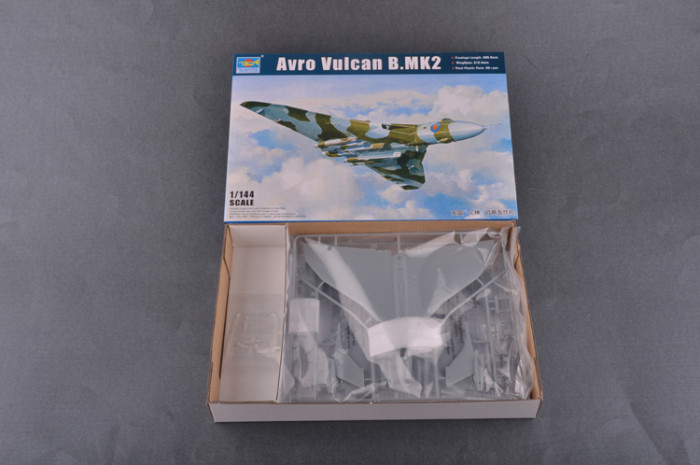 Trumpeter 03931 1/144 Scale Avro Vulcan B.MK 2 Military Plastic Aircraft Assembly Model Kits