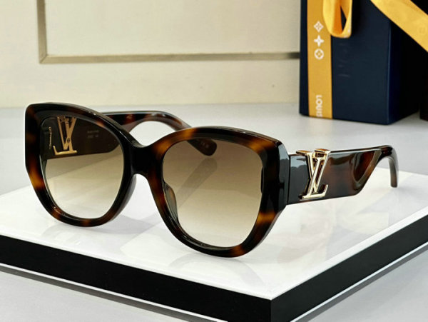 LV Sunglasses AAA (563)