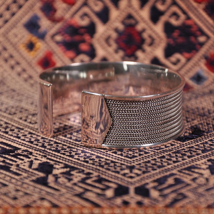 Chinese Artisan Jewelry - Wave - Tibetan Handmade Silver Bracelet | LIGHT STONE