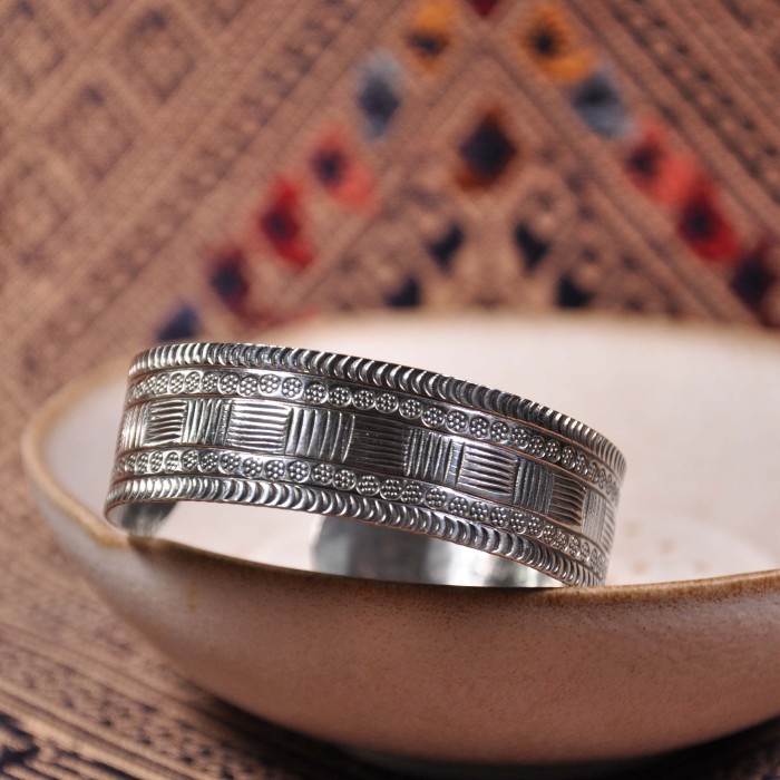 Chinese Artisan Jewelry - Flower Belt - Tibetan Handmade Silver Bracelet| LIGHT STONE