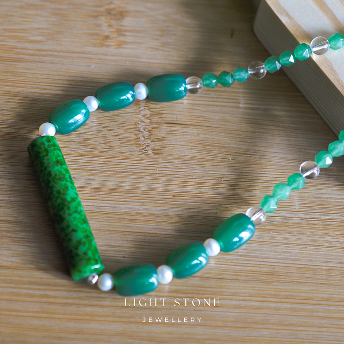 Emerald Ripple: Designer Handmade Stone Necklace Choker with Liuli, Green Agate, and White Pearls