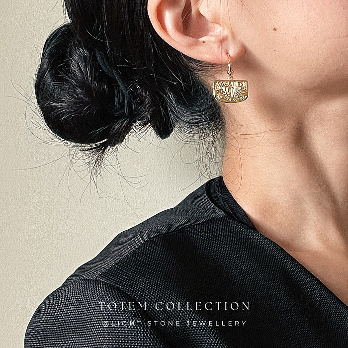 Elegant Phoenix Feather Earrings - Classic Gold Craftsmanship
