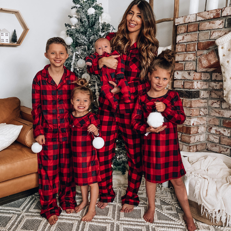 Christmas Family Matching Sleepwear Pajamas Sets Red Plaids Shirt Sets With Dog Cloth