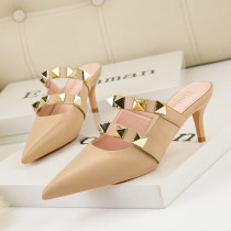 Fashion Women Pointed-toe T-strap Rivets Sandals