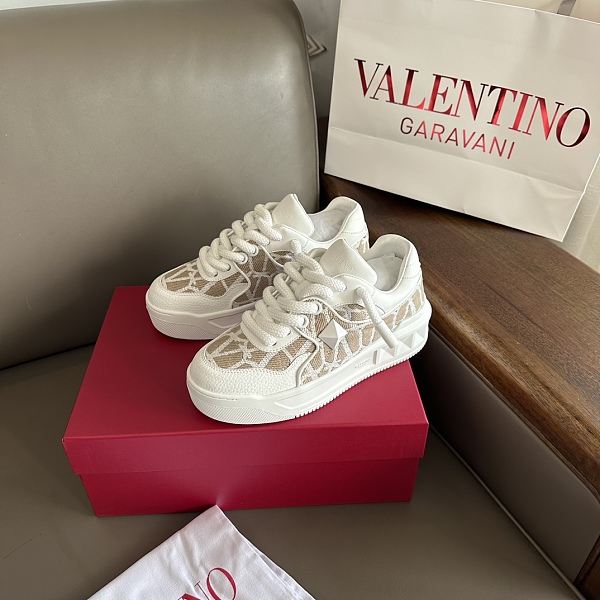 SUPER WHOLESALE | Valentino One Stud Sneaker in White