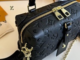 SUPER WHOLESALE |  LV Pepite Malle Souple  Shoulder Bag