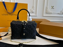 SUPER WHOLESALE |  LV Pepite Malle Souple  Shoulder Bag