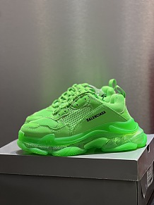 SUPER WHOLESALE| Balenciaga TriPle S in Green