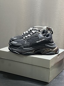 SUPER WHOLESALE| Balenciaga TriPle S in Black