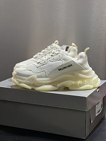 SUPER WHOLESALE| Balenciaga TriPle S in Creamy