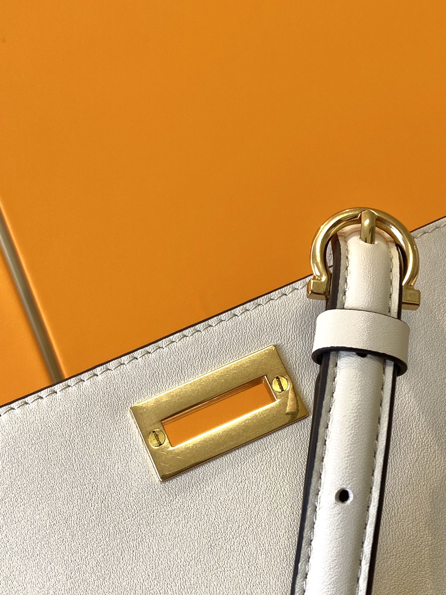 フェラガモバッグ Ferragamo2022最新のTRIFOLIOメッセンジャーバッグ