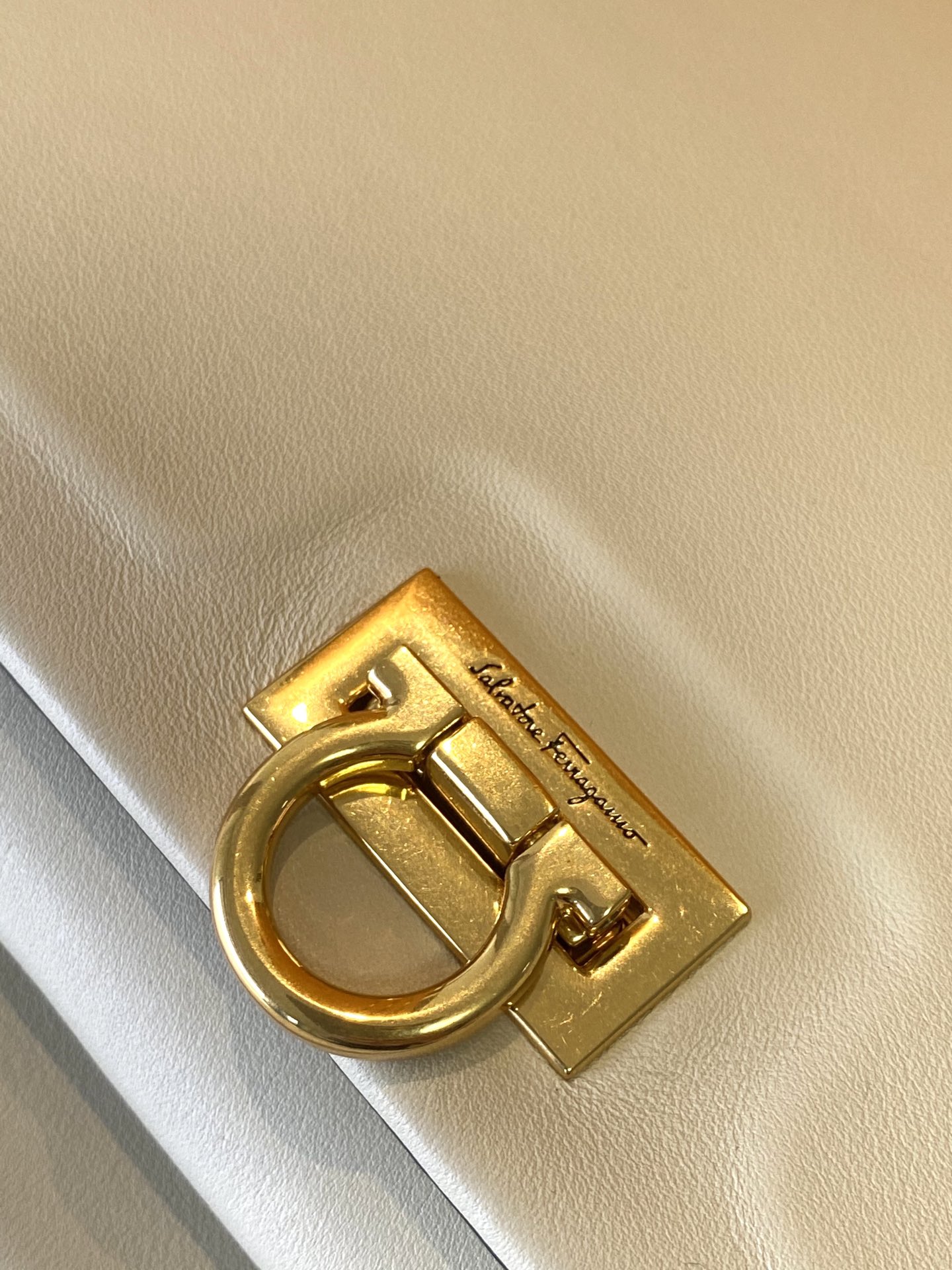 フェラガモバッグ Ferragamo2022最新のTRIFOLIOメッセンジャーバッグ