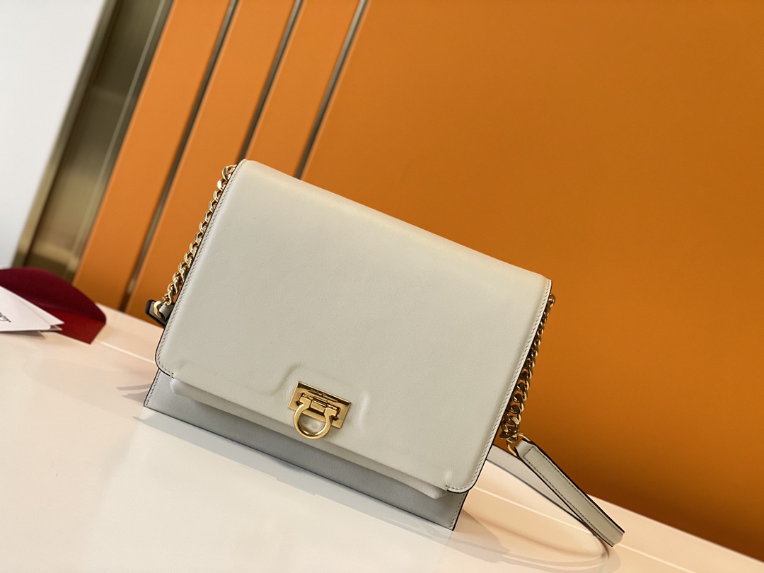 フェラガモバッグ Ferragamo2022最新のTRIFOLIOメッセンジャーバッグ