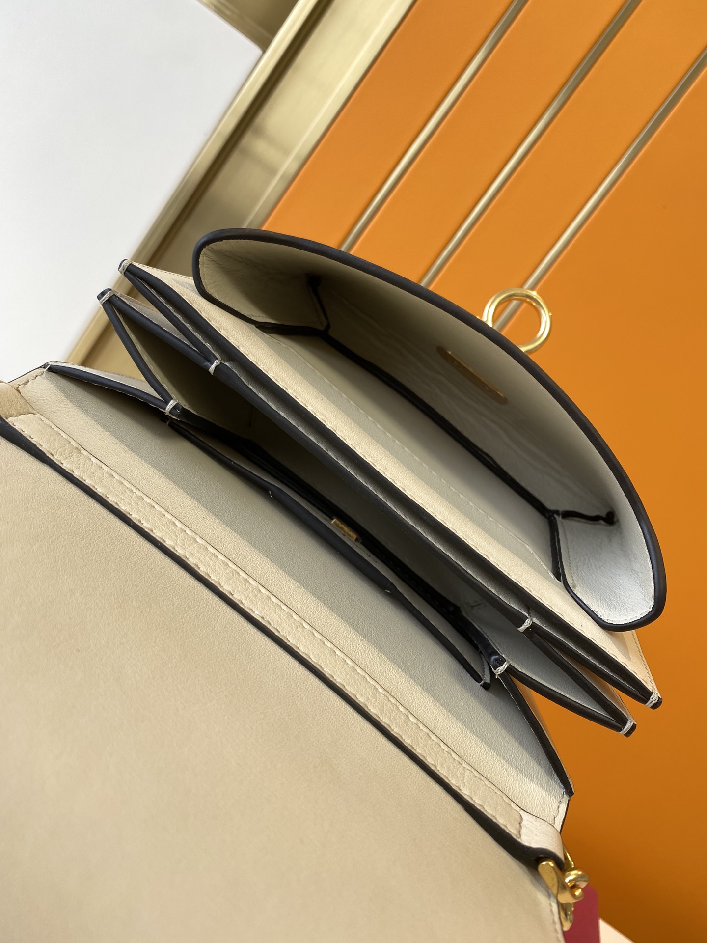 フェラガモバッグ Ferragamo2022最新のTRIFOLIOメッセンジャーバッグ