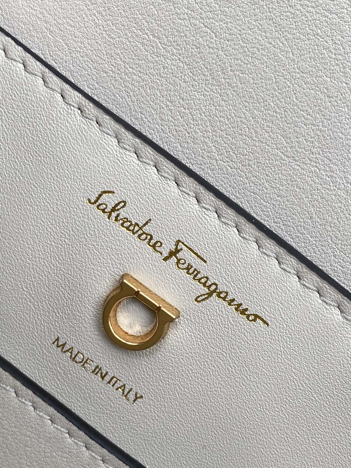 フェラガモバッグ Ferragamo2022最新のTRIFOLIOメッセンジャーバッグ