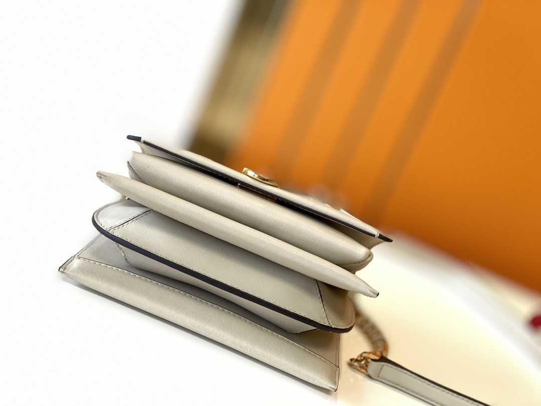 フェラガモバッグ Ferragamo2022最新のTRIFOLIOメッセンジャーバッグ