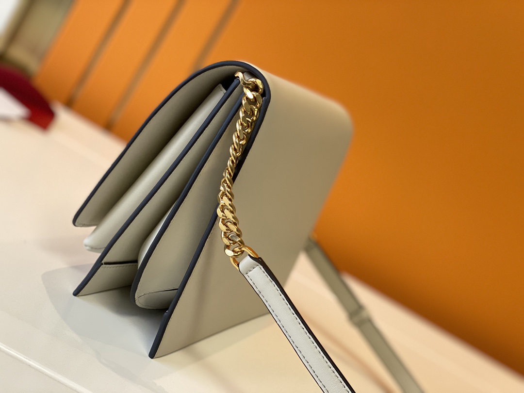 フェラガモバッグ Ferragamo2022最新のTRIFOLIOメッセンジャーバッグ