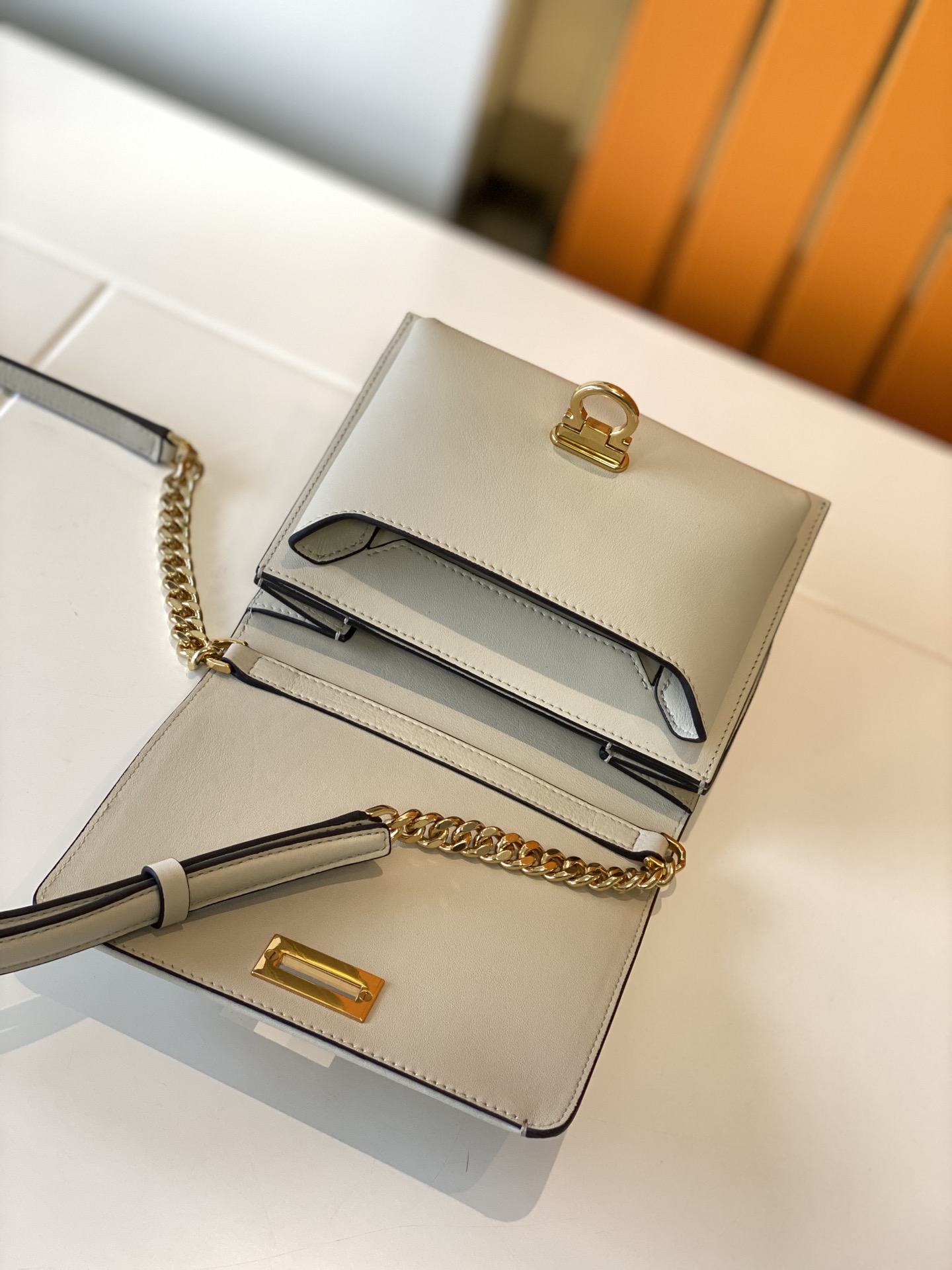 フェラガモバッグ Ferragamo2022最新のTRIFOLIOメッセンジャーバッグ