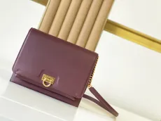 フェラガモバッグ Ferragamo2022最新のTRIFOLIOメッセンジャーバッグ
