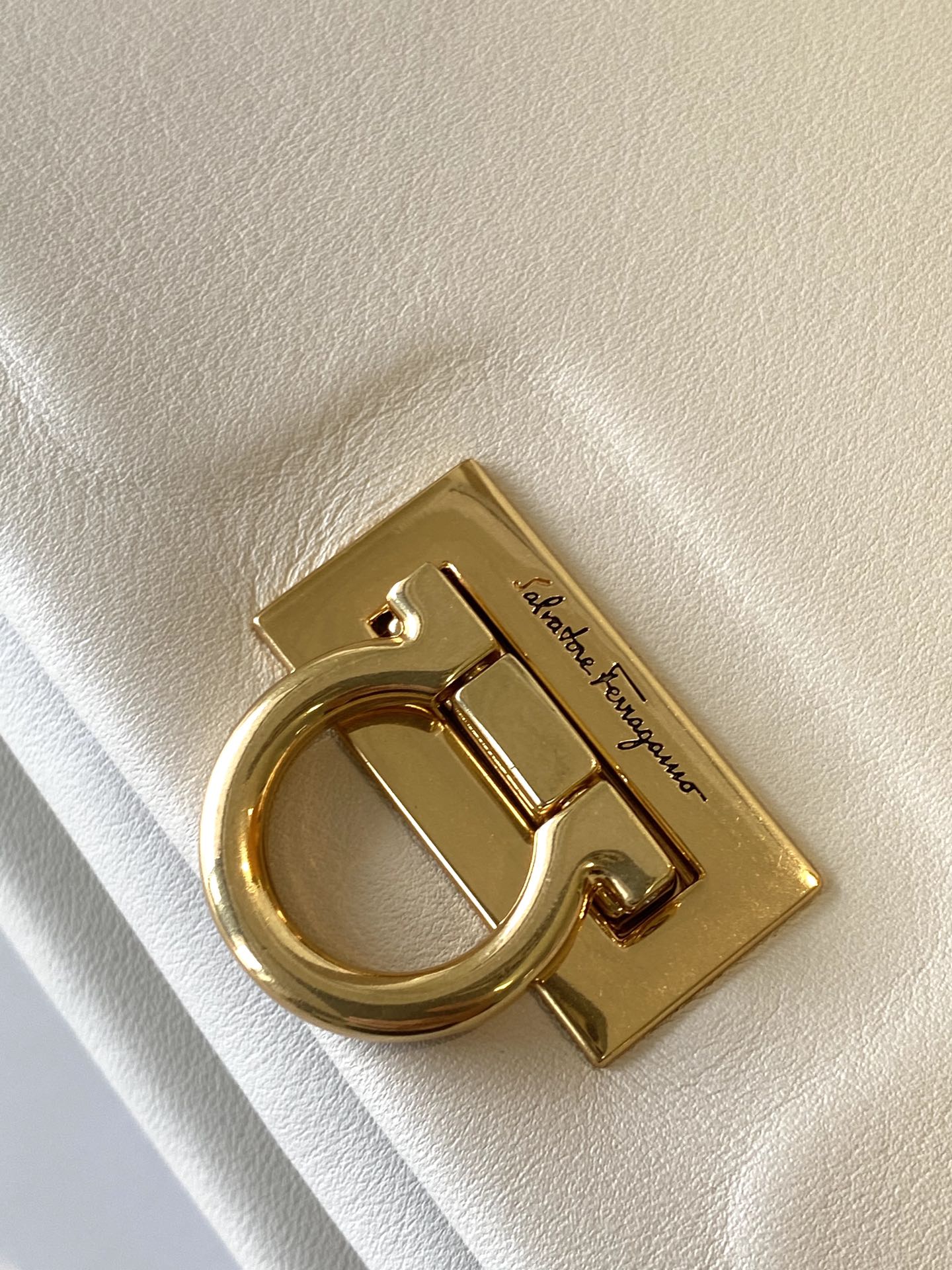 フェラガモバッグ Ferragamo2022最新のTRIFOLIOメッセンジャーバッグ