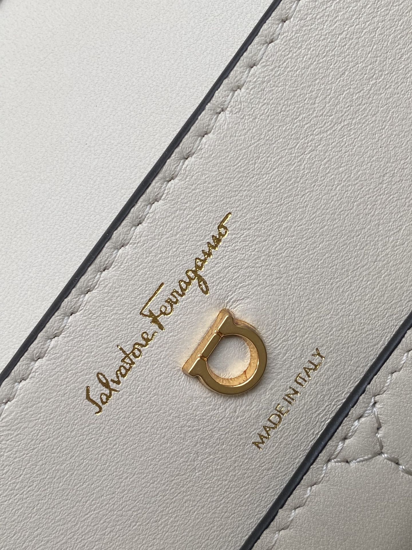 フェラガモバッグ Ferragamo2022最新のTRIFOLIOメッセンジャーバッグ