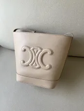 セリーヌバッグ CELINE2022新作 CUIR TRIOMPHE バケットバッグ