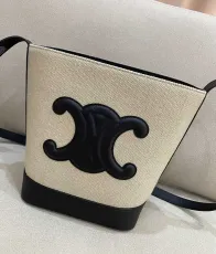 セリーヌバッグ CELINE2022新作 CUIR TRIOMPHE バケットバッグ