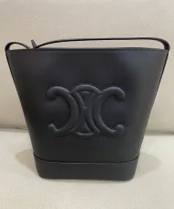 セリーヌバッグ CELINE2022新作 CUIR TRIOMPHE バケットバッグ