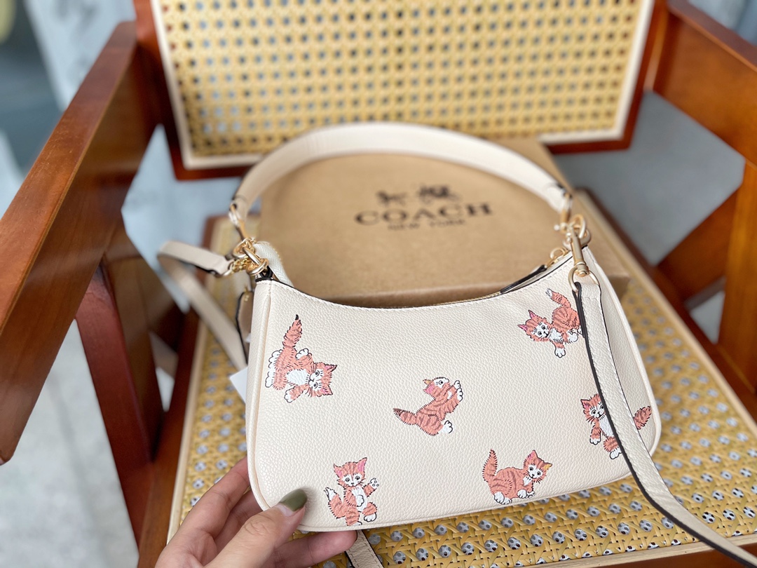 コーチバッグ COACH2022新作ハンドバッグ