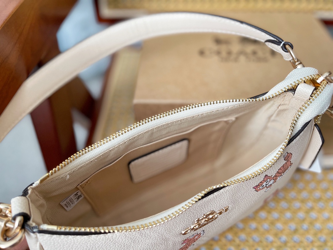 コーチバッグ COACH2022新作ハンドバッグ