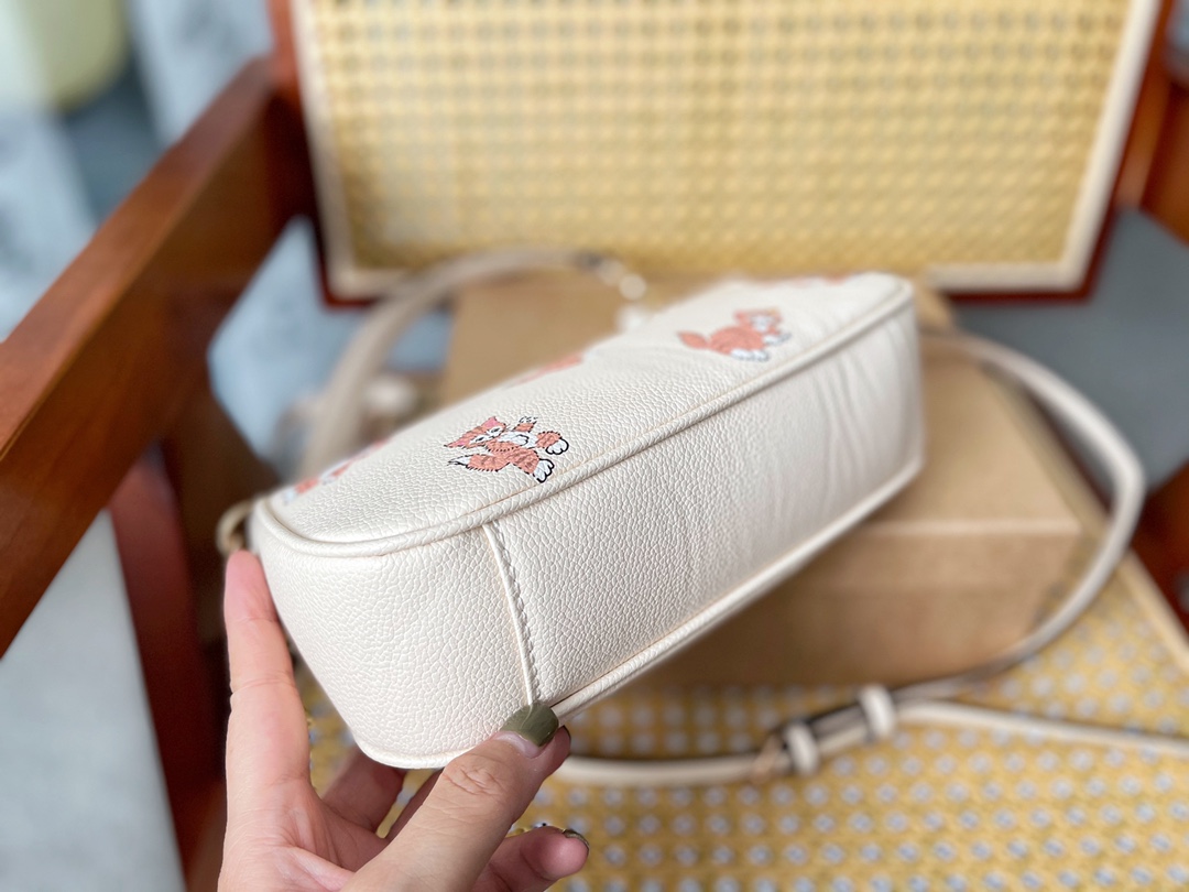 コーチバッグ COACH2022新作ハンドバッグ