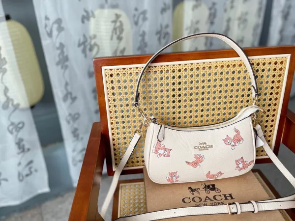 コーチバッグ COACH2022新作ハンドバッグ