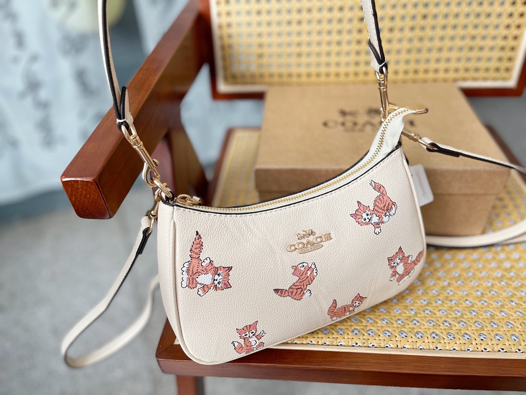コーチバッグ COACH2022新作ハンドバッグ