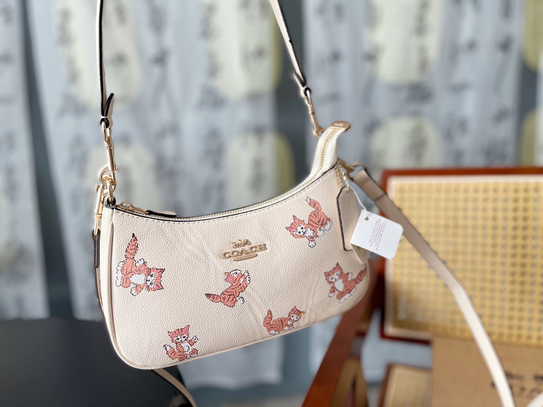 コーチバッグ COACH2022新作ハンドバッグ