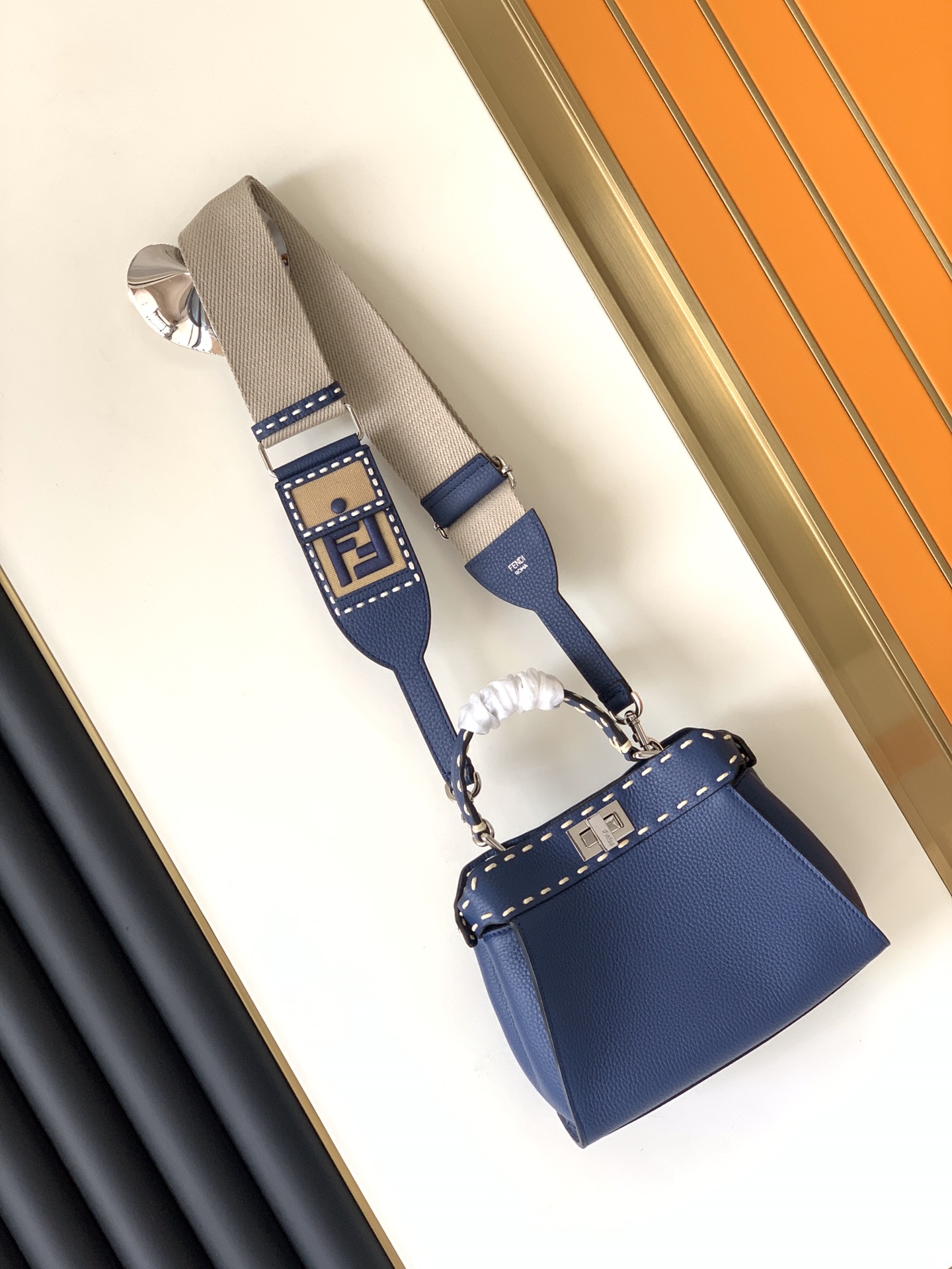 フェンディバッグ FENDI2022新作 ピーカブー ハンドバッグ
