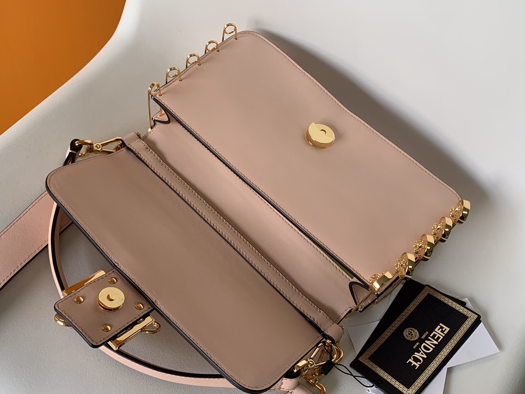 フェンディバッグ FENDI2022新作バゲットバッグ