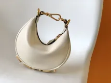 フェンディバッグ FENDI2022の新作グラフィティハンドバッグ
