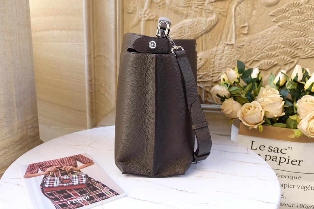 フェンディバッグ FENDI2022新作ハンドバッグ