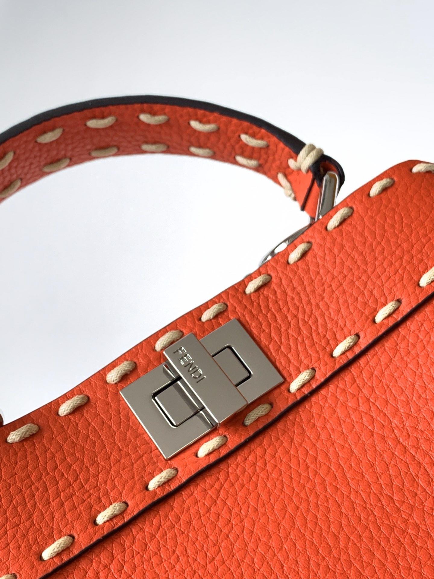 フェンディバッグ FENDI2022新作 ピーカブー ハンドバッグ