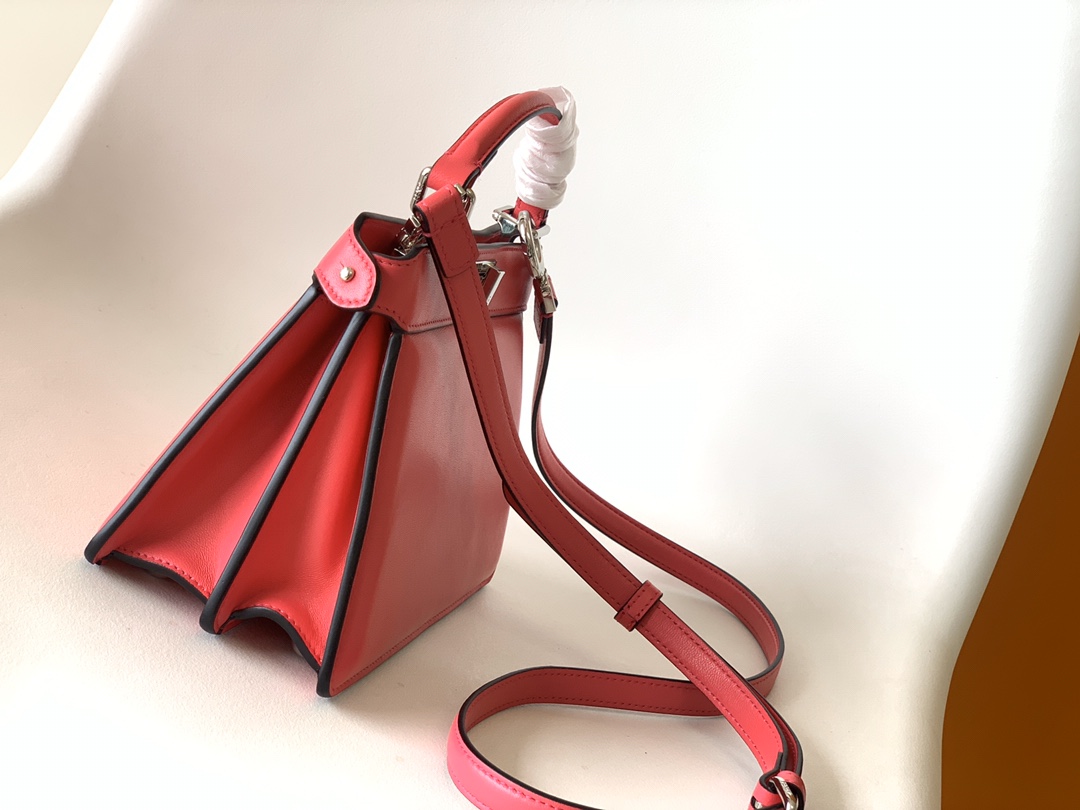 フェンディバッグ FENDI2022新作 Iconic Peekaboo ISeeU ミニ ハンドバッグ