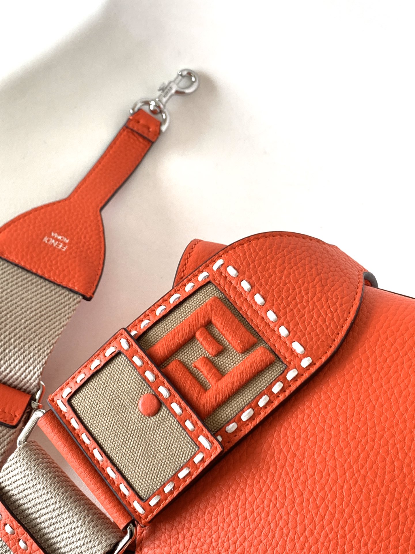フェンディバッグ FENDI2022新作 ピーカブー ハンドバッグ