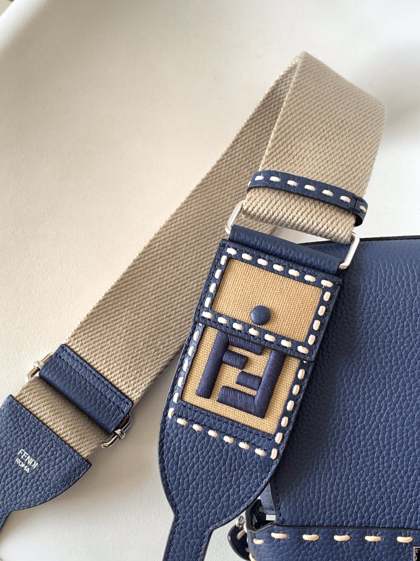 フェンディバッグ FENDI2022新作 ピーカブー ハンドバッグ