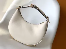 フェンディバッグ FENDI2022の新作グラフィティハンドバッグ