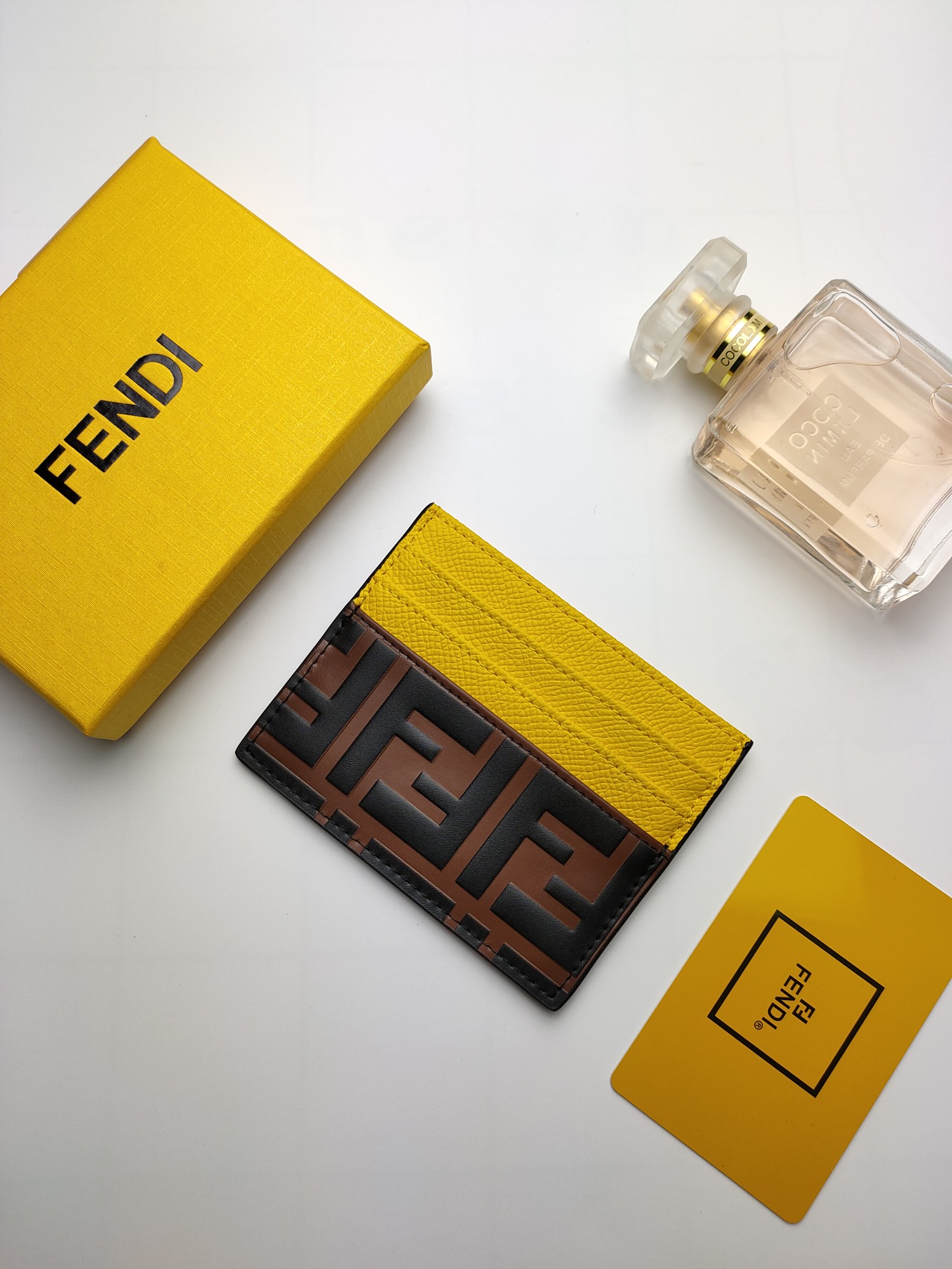 フェンディ財布 FENDI2022 新カードパッケージ