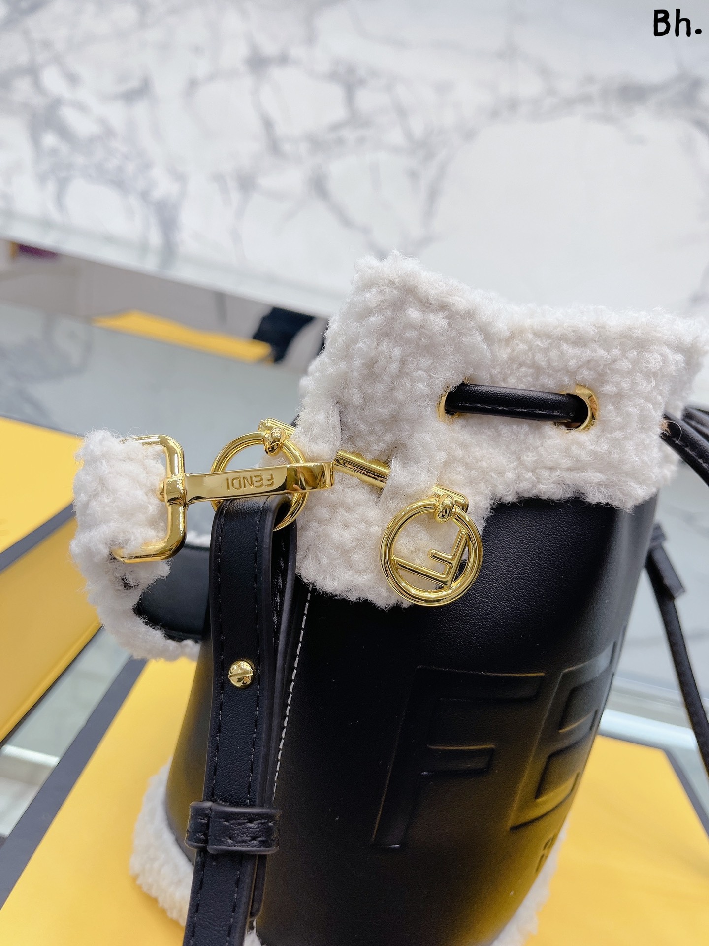 フェンディバッグ FENDI2022新作モントレゾールバケットハンドバッグ